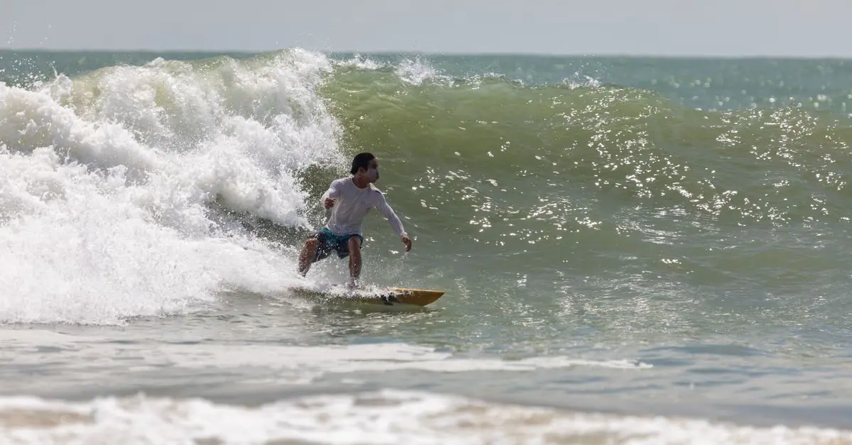 Comment maîtriser le skimboard : techniques essentielles
