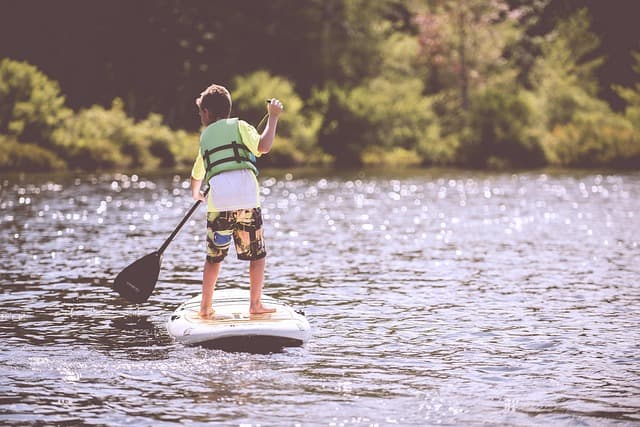 Les activités nautiques tendances à essayer en famille